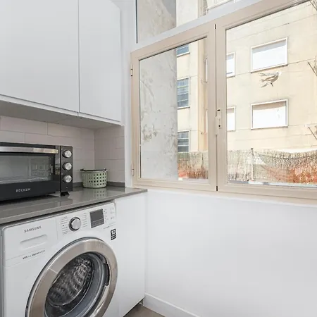 Sunny Lisbon Gem Bicas