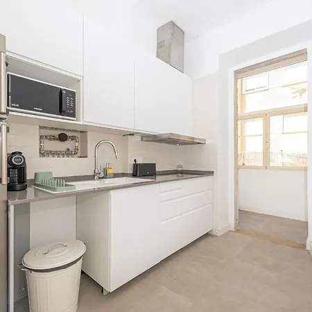 Sunny Lisbon Gem Bicas