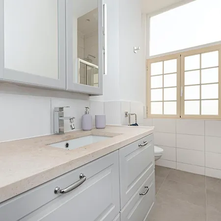 Sunny Lisbon Gem Bicas