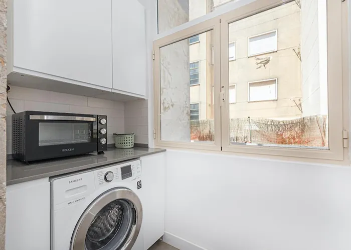 Sunny Lisbon Gem Bicas