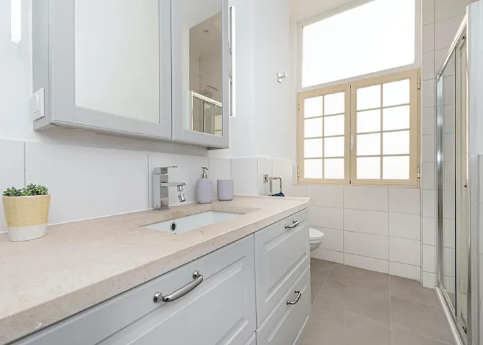 Sunny Lisbon Gem Bicas