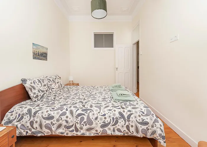 Sunny Lisbon Gem * Bicas